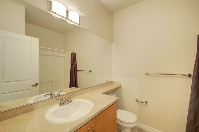 Building Photo - 2Bd/1.75Ba Issaquah Townhouse