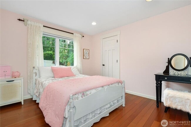 Building Photo - 5Bd/3.5Ba Newcastle House