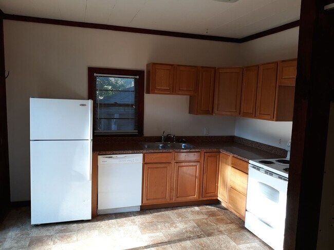 Building Photo - 2 Bedroom House, W/D, Fenced Yard, Porch, ...