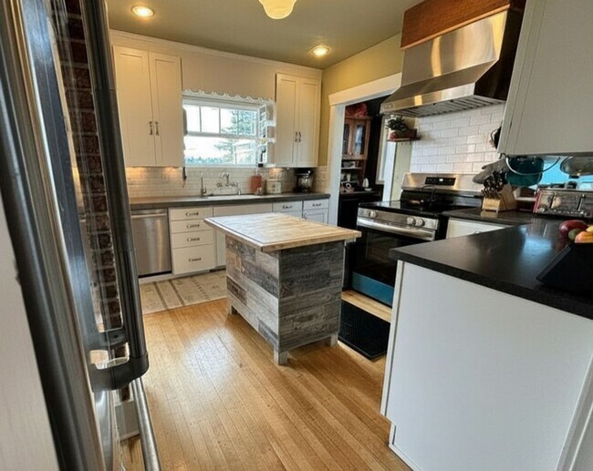 Building Photo - 4Bd/2.75Ba Seattle Home