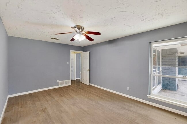 Building Photo - 2211 Sierra Dr