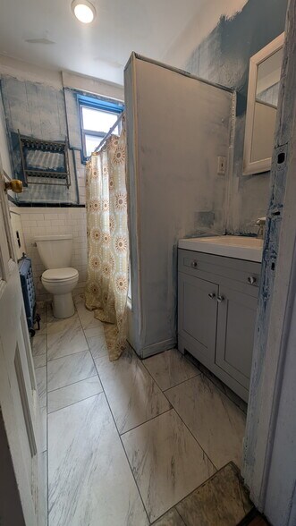 Building Photo - 806 Kennedy Blvd