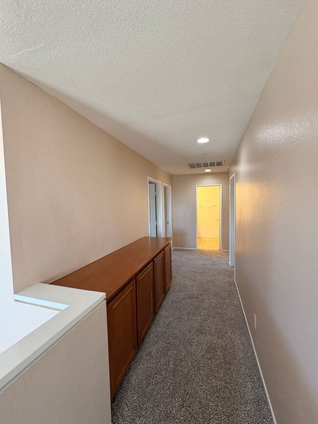 Building Photo - 4 Bed, 2.5 Bath in Riverside!