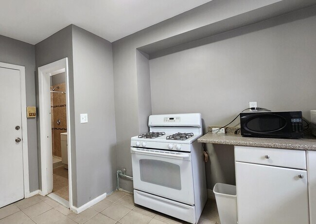 Building Photo - 423 2nd St