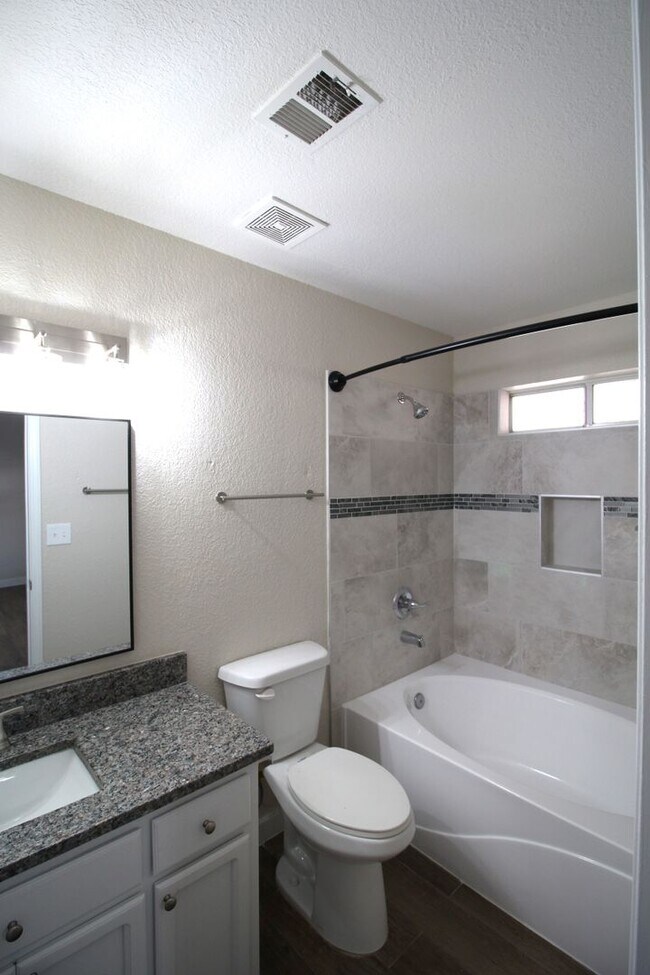 Building Photo - Beautiful Northeast Home -Utilities are a ...