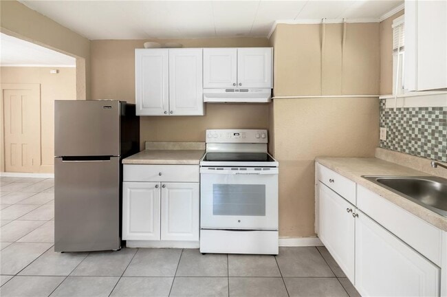 Building Photo - 418 E Amelia Ave