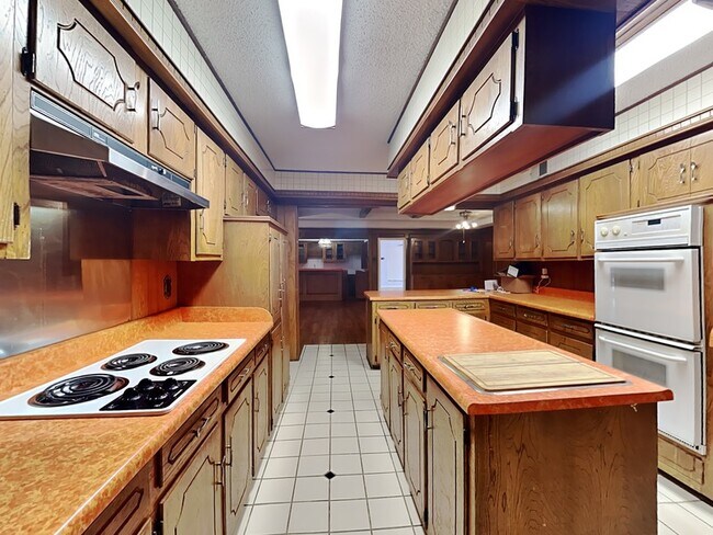 Building Photo - 7105 Rolling Fork Dr