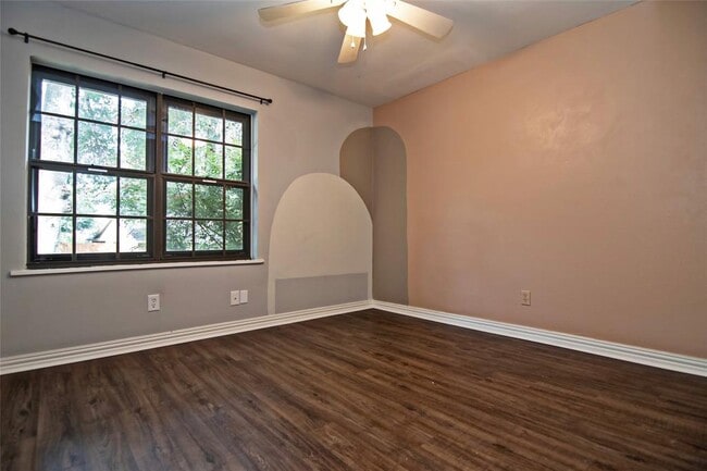 Building Photo - 2410 Valley Dr