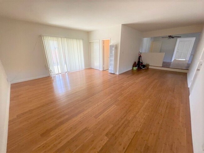 Building Photo - SPACIOUS 3BR/2BA HOME IN LAKEWOOD