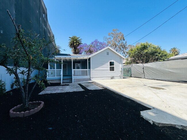 Building Photo - Fully Remodeled 3-Bedroom Home with Front ...