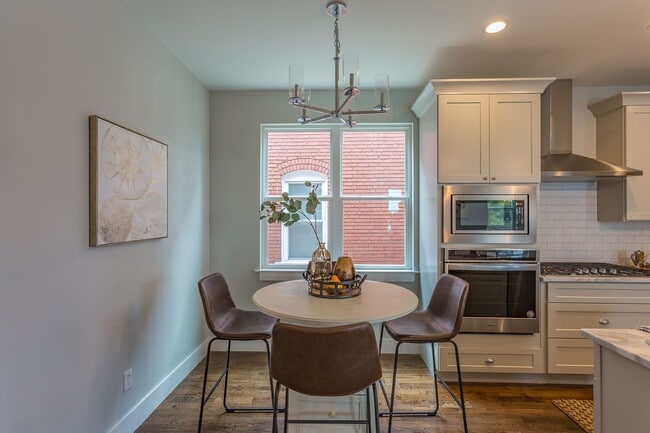 Building Photo - 4 bedroom home close to UTC!