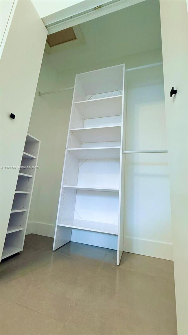 Building Photo - 4701 NE 3rd Ave