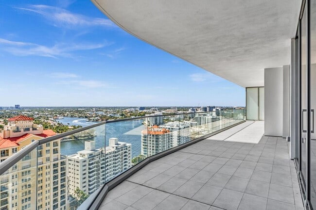 Building Photo - Stunning High-Rise Condo with Ocean Views | Prime Beach Location