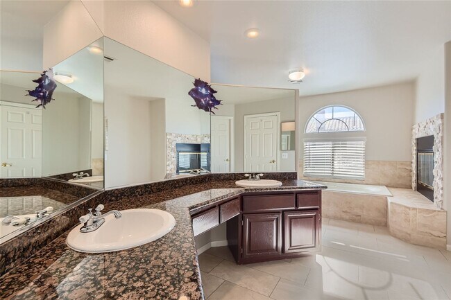 Building Photo - HUGE 5 Bedroom Home In Desert Shores with ...