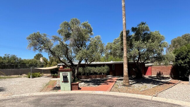 Primary Photo - Eastside home with privacy on cul-de-sac