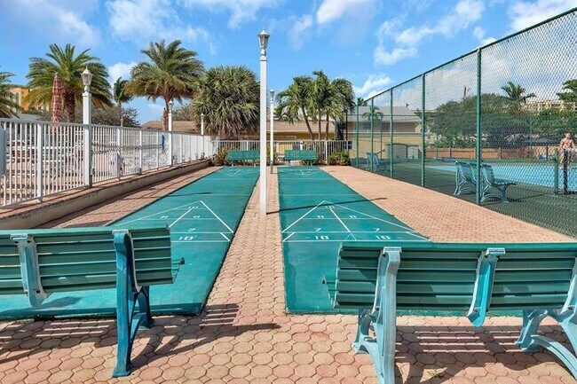Building Photo - 1009 N Ocean Blvd