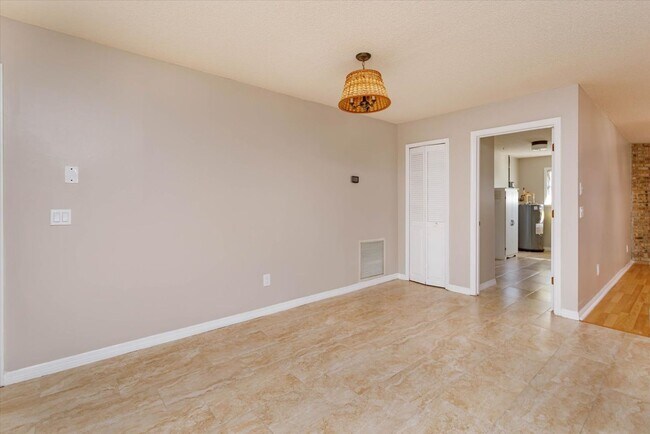 Building Photo - Spacious 4-Bedroom, 3-Bath Rental in Quiet DeBary Cul-de-Sac