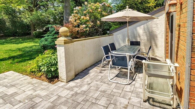 Building Photo - 10 Leland Ln