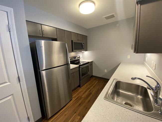 Building Photo - 10 E Ridge Dr