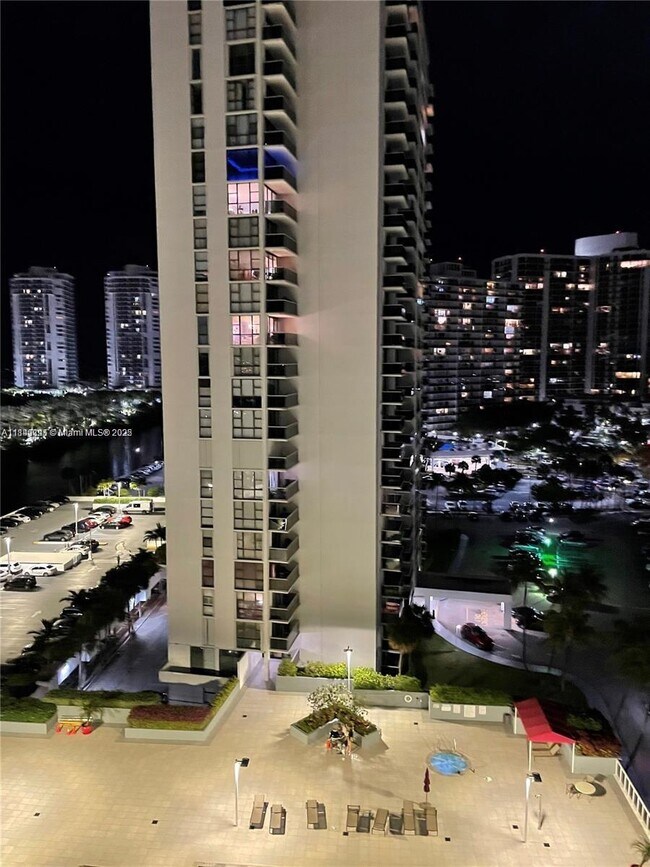 Building Photo - 3625 N Country Club Dr