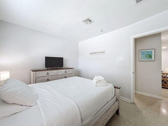 Building Photo - 2840 NE 16th Ct