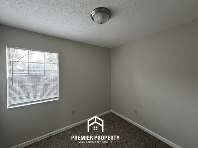 Building Photo - Spacious 4BR Home with Formal Dining, Fenced Yard & Garage in Southaven