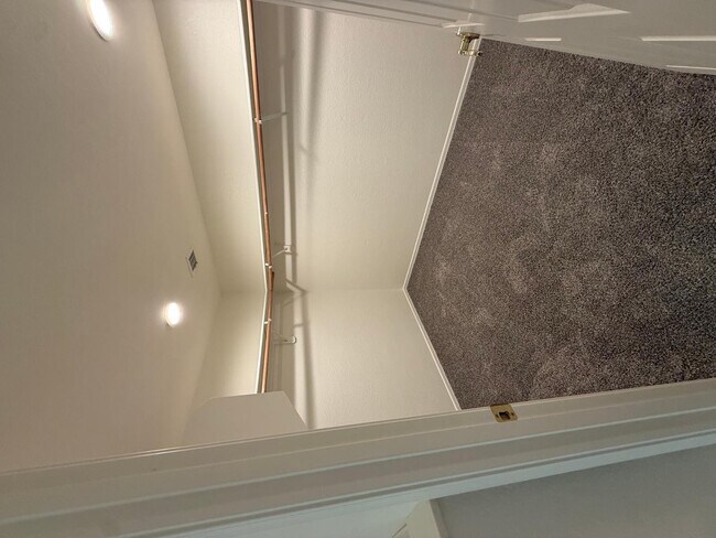 Building Photo - 45 E 9th Pl