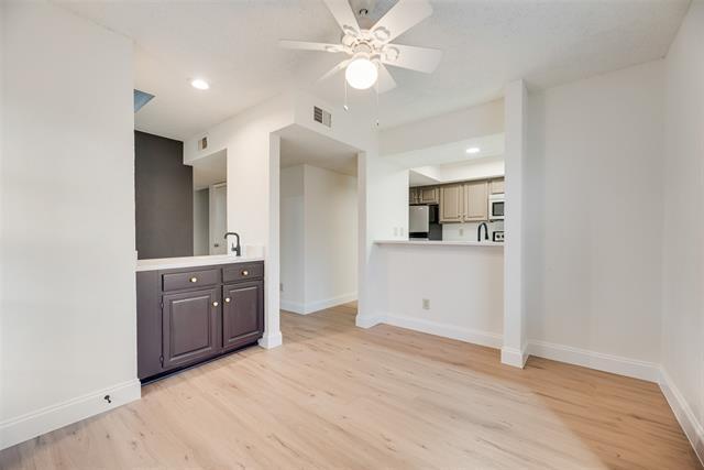 Building Photo - 708 Woodbend Dr