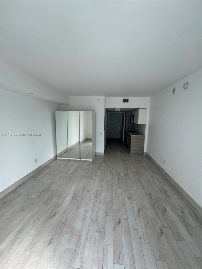 Building Photo - 1300 Brickell Ave