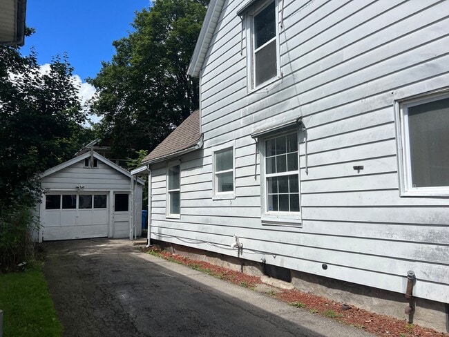 Building Photo - 1st FL BEDROOMS, 1ST FL LAUNDRY. MOVE-IN R...