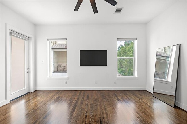 Building Photo - 1005 Bingham St
