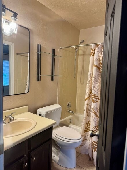 Building Photo - 13762 E Lehigh Ave