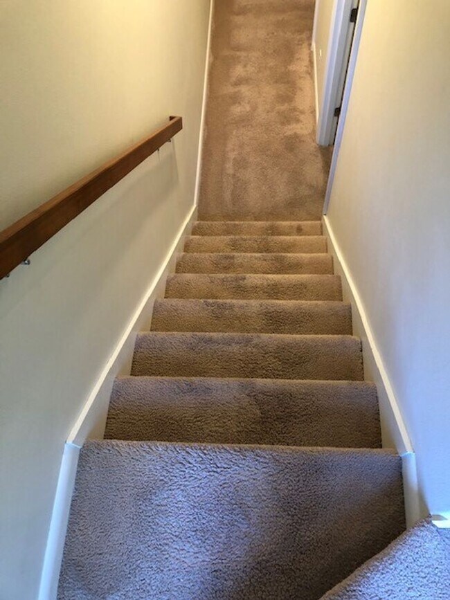 Building Photo - Queen Anne Townhome