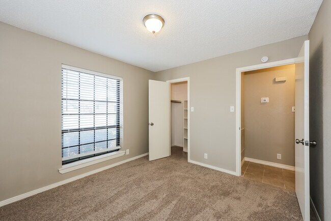 Building Photo - Expansive 3-Bedroom Home in Waxahachie, TX