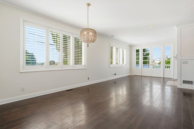 Building Photo - Premier Location in Corona Del Mar for 12-Month Lease