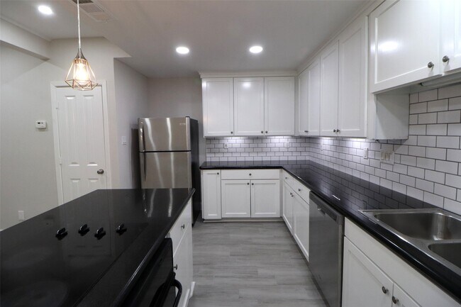 Building Photo - 5929 Queensloch Dr