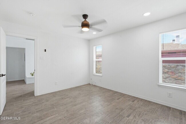 Building Photo - 3540 E Glen Dr