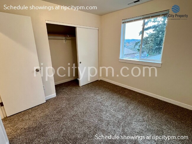 Building Photo - Free Rent! Remodeled 3-Bedroom, 2-Bath Top...