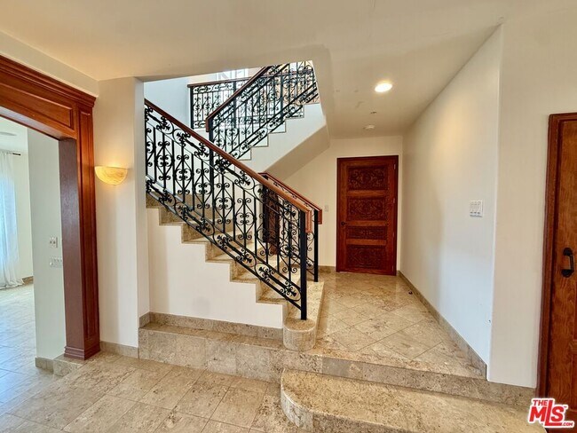 Building Photo - 10827 Pacific View Dr