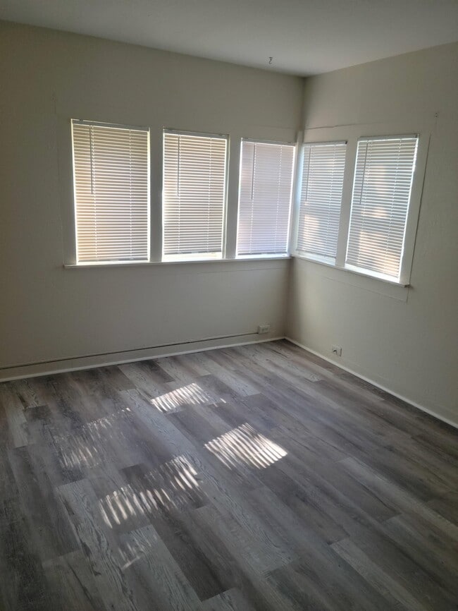 Building Photo - 712 Harrison Ave