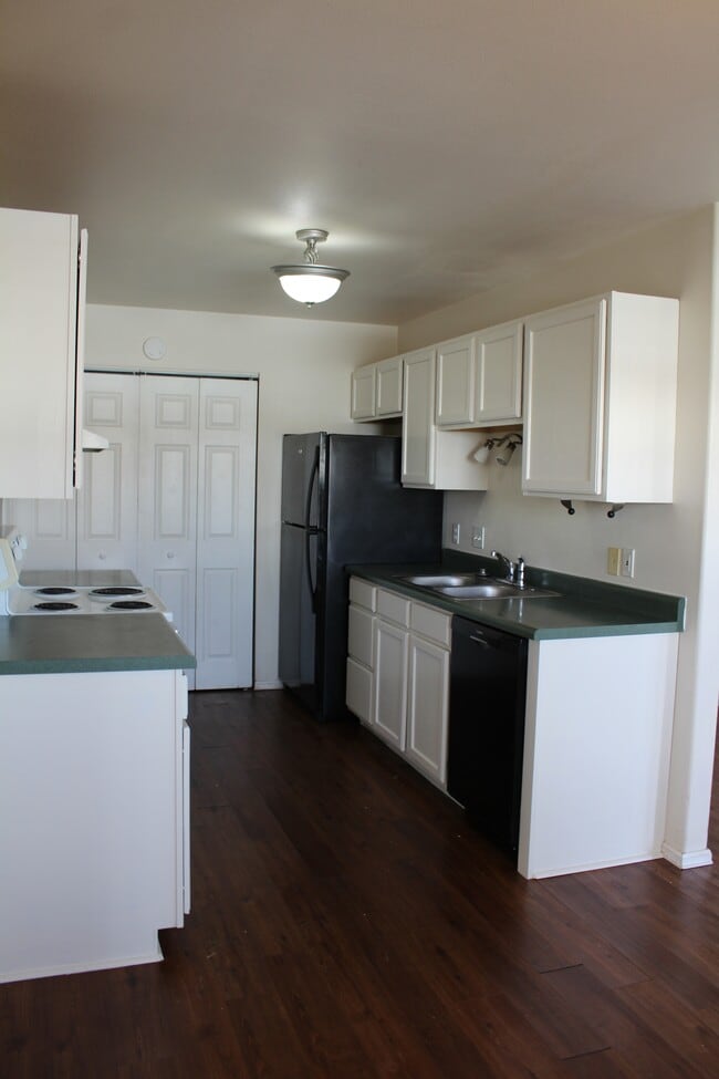 Building Photo - 415 Columbine Dr