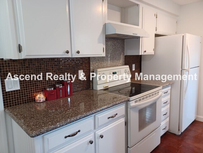 Building Photo - Remodeled Ranch on CuldeSac Large Fenced B...