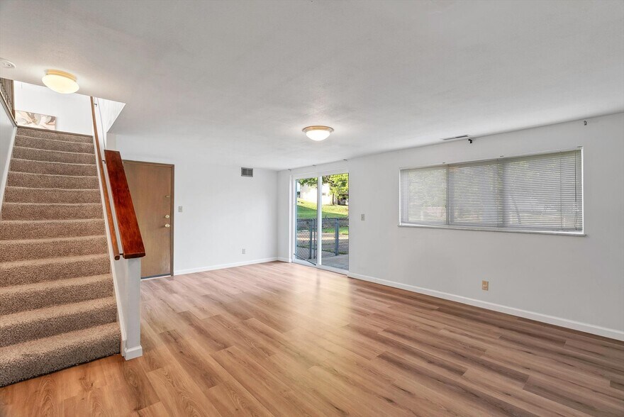Building Photo - 248 Village Creek Dr