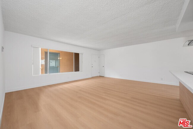 Building Photo - 833 5th St