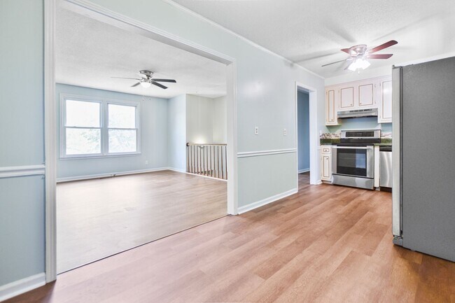 Building Photo - Pet Friendly Three Bedroom!