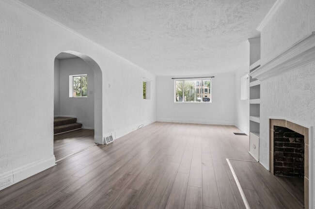 Building Photo - 5 bed 2 bath - Great Brookline location.  ...