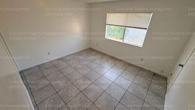 Building Photo - 2 bedroom 1.5 bathroom townhome