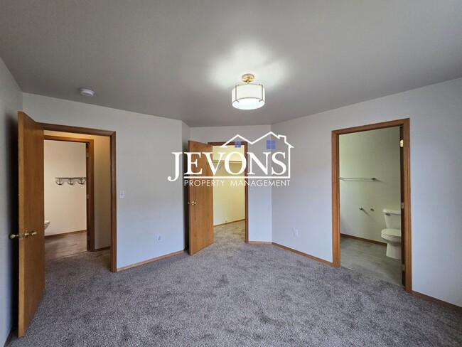 Building Photo - Two-bedroom home with a fully equipped kit...
