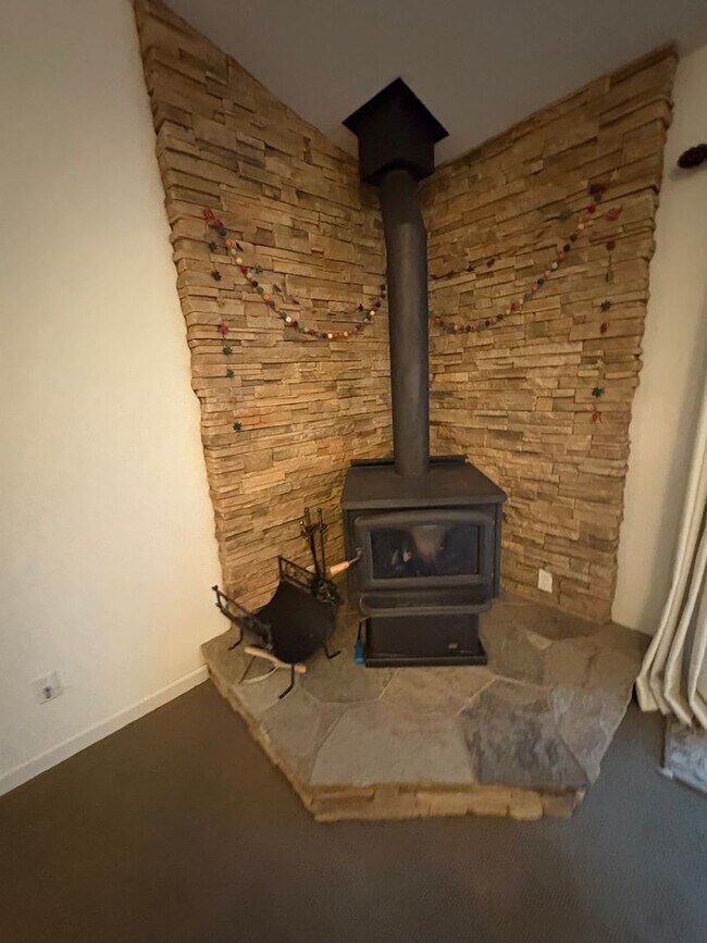 Building Photo - Beautiful, Loved, 3 bed-2 ba Mountain Home