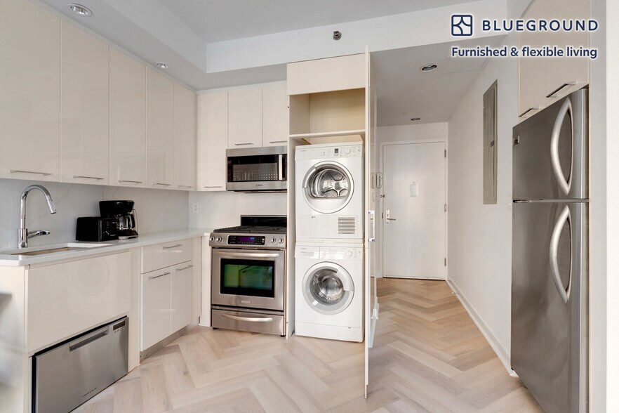 Building Photo - 49 E 34th St